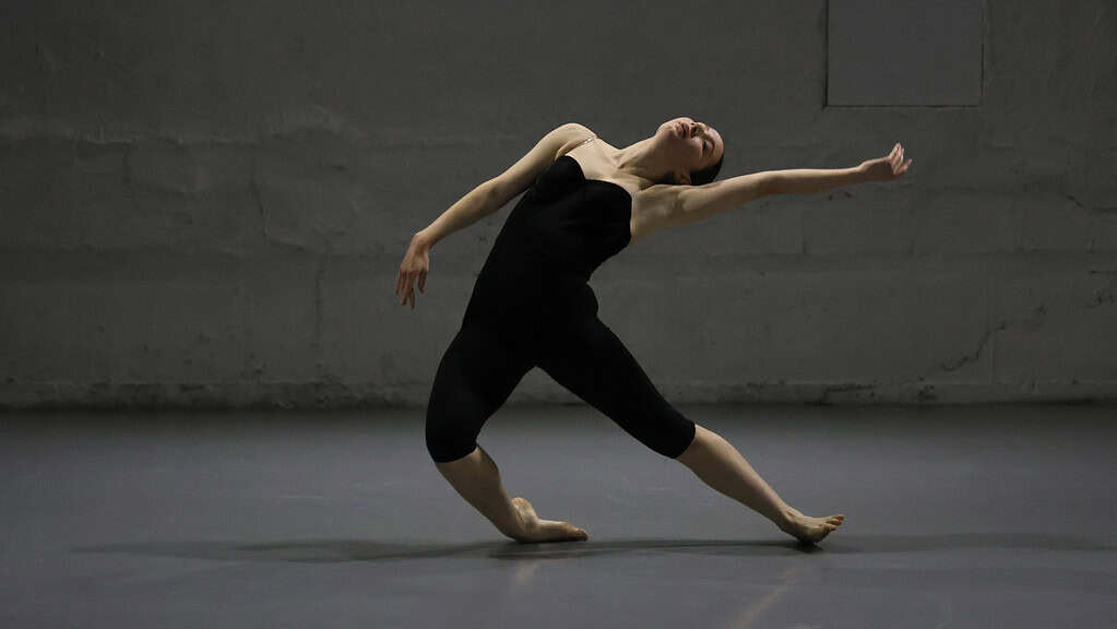 Roy Assaf Dance Company: »The Fall of a Structure« © Natasha