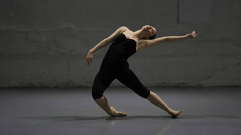 Roy Assaf Dance Company: »The Fall of a Structure« © Natasha